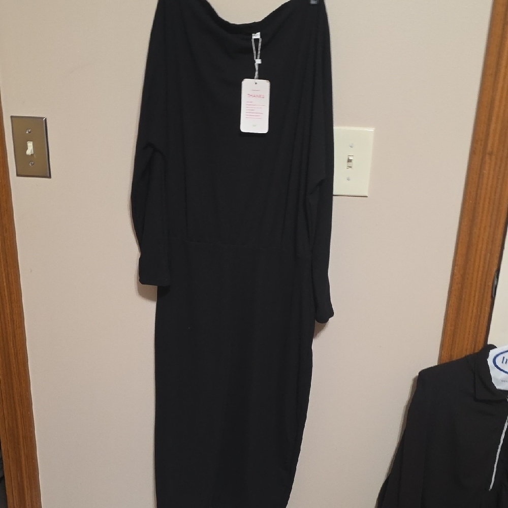 Elegant Black Off-Shoulder Dress - Picture 4 of 8